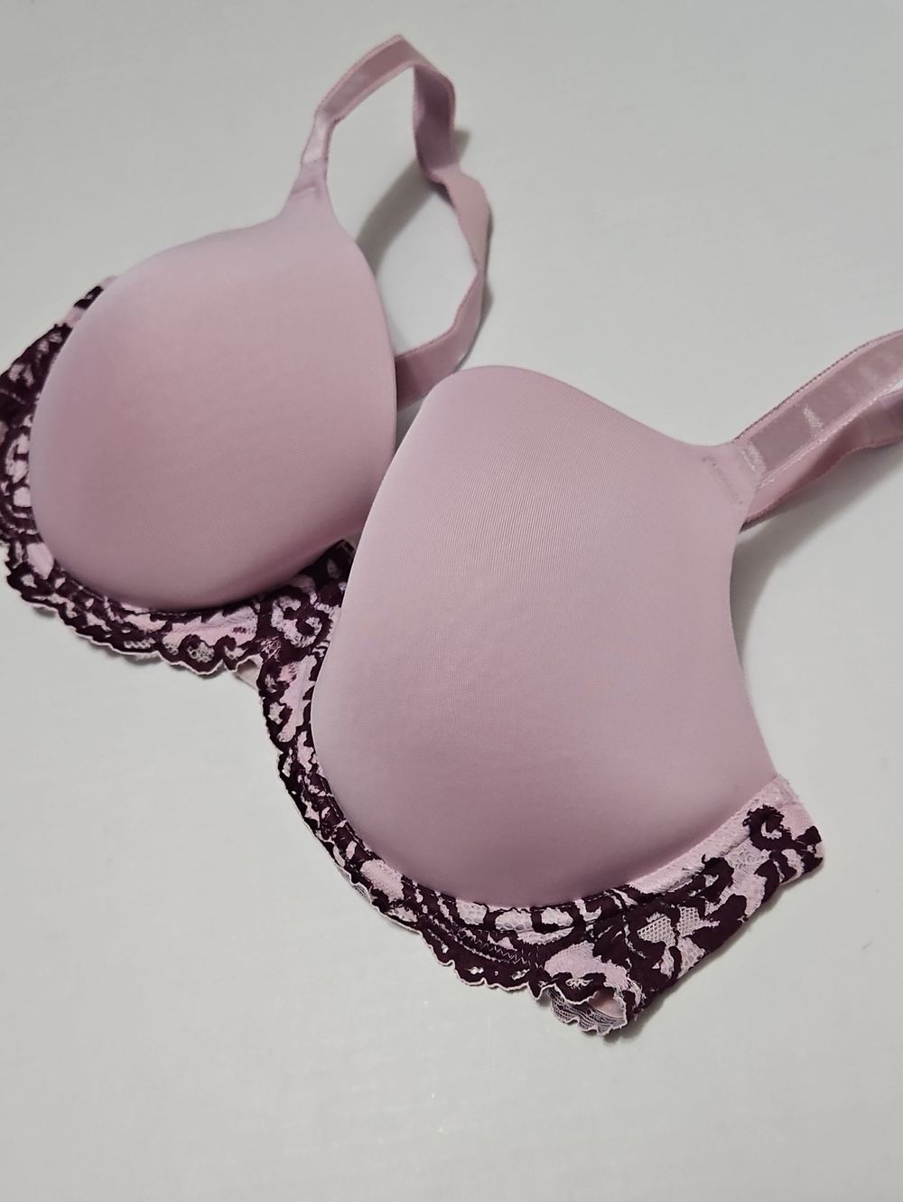 Wacoal Lavendar Bra with Dark Plum Lace Trim Underwire Size 36DDD